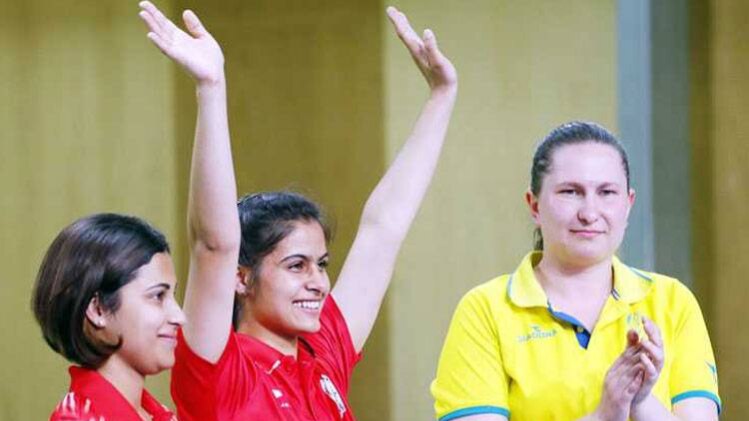 मनु भाकेर (बीच में)