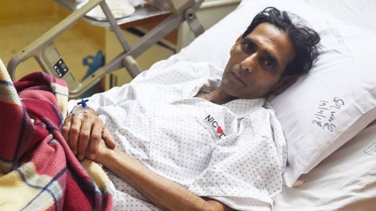 अस्पताल में भर्ती मंसूर (Getty Images)