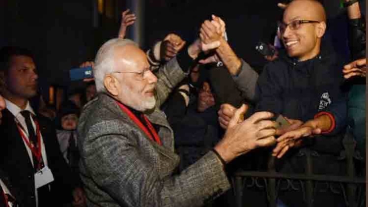 भारतीयों से मिलते हुए पीएम मोदी