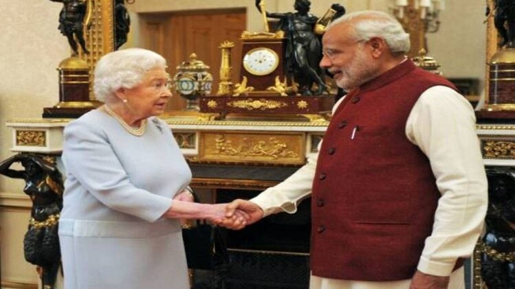 ब्रिटेन की महारानी के साथ पीएम मोदी (फाइल फोटो)