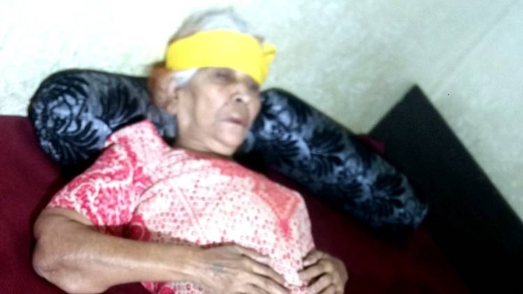 बुजुर्ग महिला को बेटे ने बुरी तरह पीटा