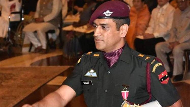 राष्ट्रपति भवन में महेंद्र सिंह धोनी