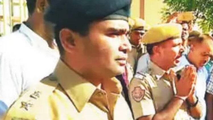 पुलिस ने हाथ जोड़कर माफी मांगी.