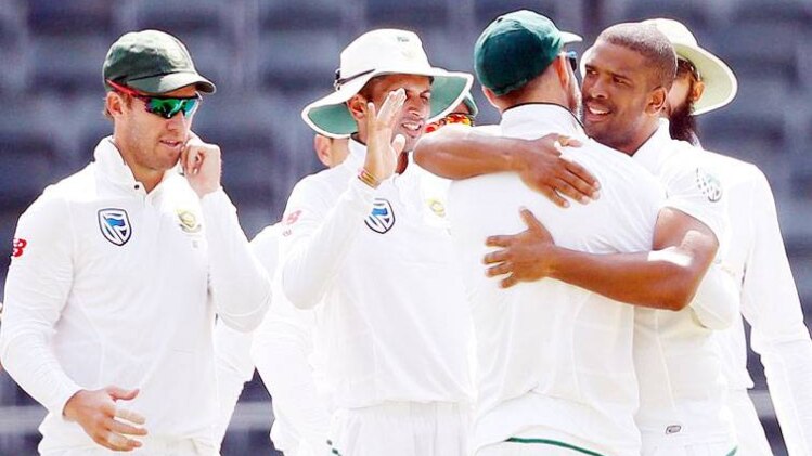 फिलेंडर को बधाई देते साथी खिलाड़ी