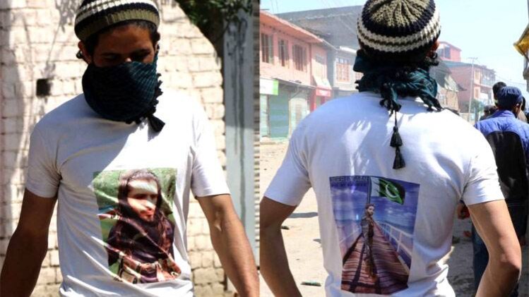 कश्मीर में आतंकियों के चेहरे वाली टीशर्ट पहने युवा प्रदर्शनकारी