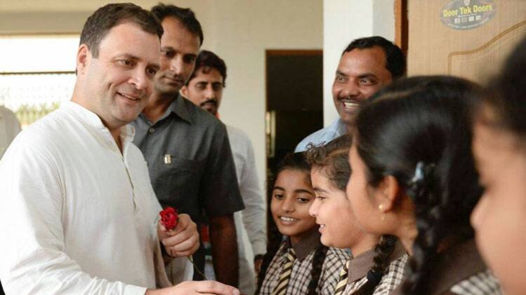 अमेठी दौरे पर राहुल ने बच्चों से की मुलाकात