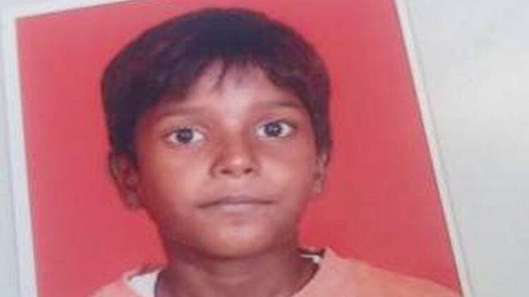 हादसे में एक बच्चे की मौत हो गई जबकि दूसरा घायल है