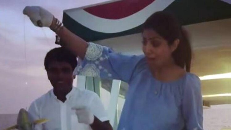 हाथ में मछली पकड़े शिल्पा शेट्टी