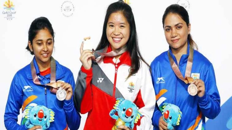 सबसे बाएं मेहुली और सबसे दाएं अपूर्वी 