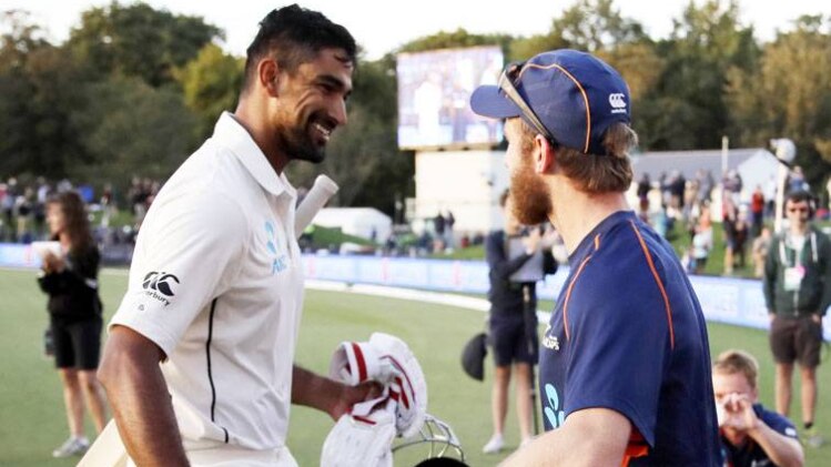 ईश सोढ़ी को बधाई देते विलियमसन