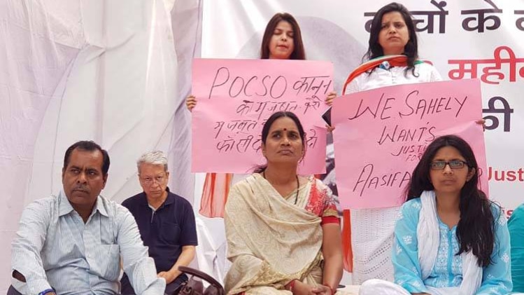 स्वात‍ि मालीवाल के अनशन पर निर्भया के माता पि‍ता भी पहुंचे 