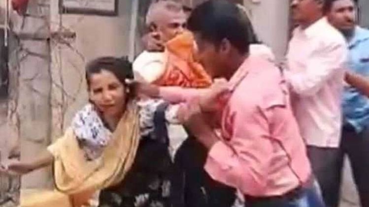 TMC कार्यकर्ताओं ने BJP की महिला प्रत्याशी को सरेआम पीटा