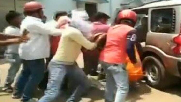 कार्यकर्ताओं के बीच झड़प