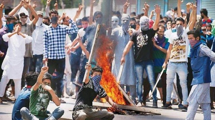 पत्थरबाजी करते युवा