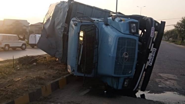 पटला सीआरपीएफ का वाहन