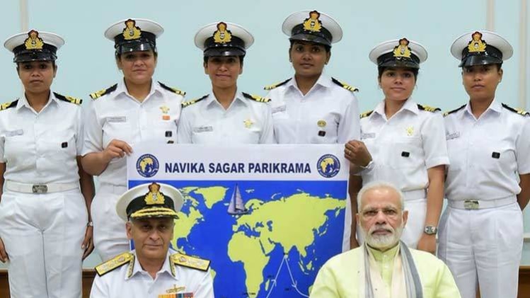 PM मोदी के साथ 6 भारतीय महिला अधिकारी 