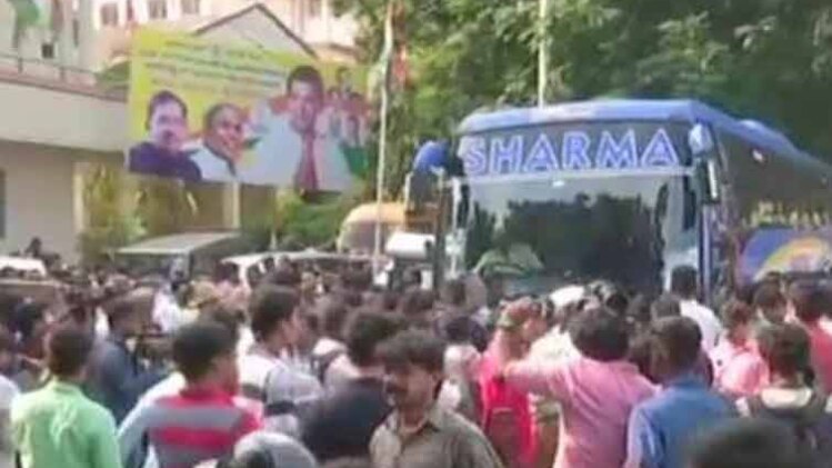 बसों के जरिए रिजॉर्ट ले जाए गए विधायक