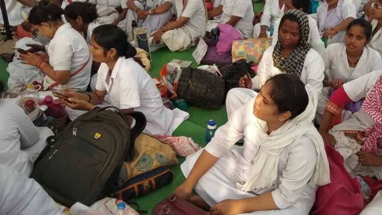 अनिश्चितकालीन हड़ताल पर नर्सें 