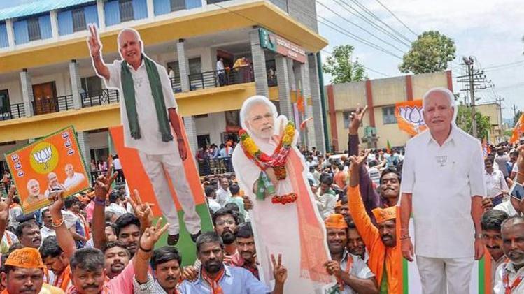 बीजेपी कार्यकर्ता जीत का जश्न मनाते हुए