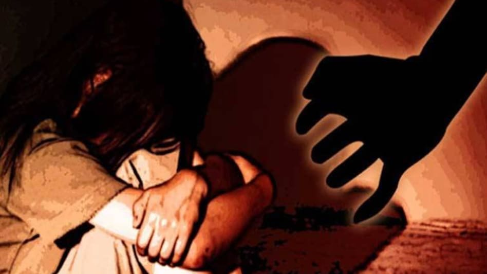 स्कूल में चपरासी ने छात्रा से की रेप की कोशिश, पीड़िता ने यूं बचाई इज्जत - rape attempted with girl student in school campus by peon uttar pradesh - AajTak