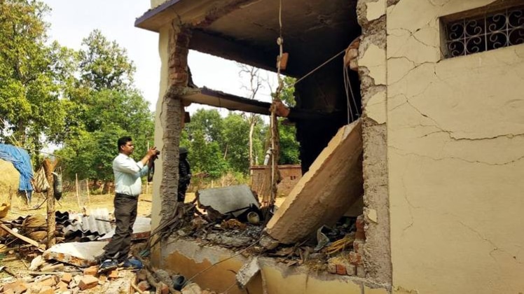 नक्सलियों ने बम से उड़ाया भाजपा सांसद का फार्म हाउस