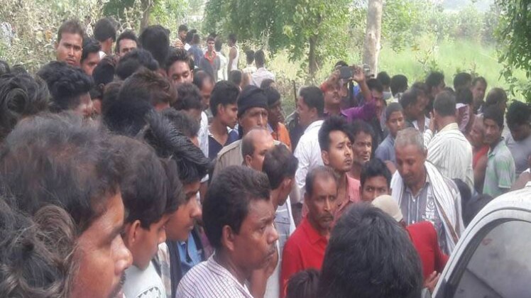 घटनास्थल पर मौजूद भीड़