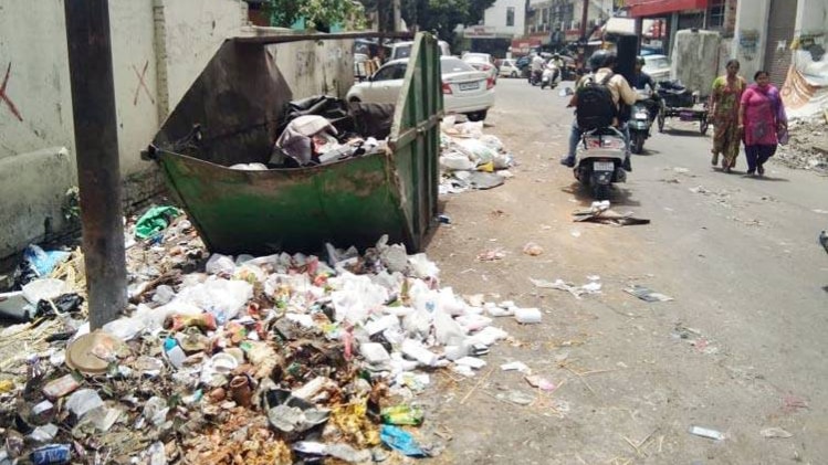 सड़कों पर पसरी गंदगी 