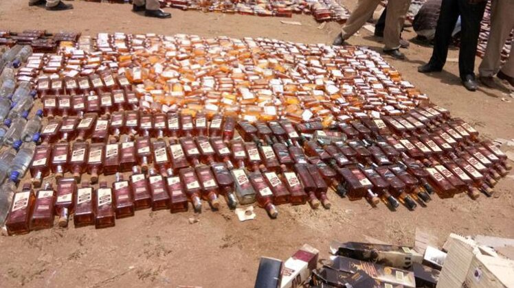 पुलिस ने नष्ट की गैरकानूनी शराब