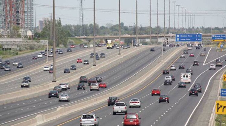 सड़कों पर दुर्घटनाओं से बड़ी संख्या में होती हैं मौतें 