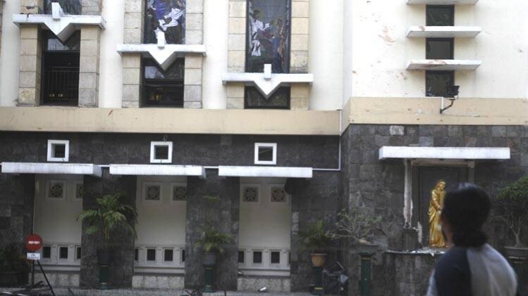 तीन चर्च पर हमले