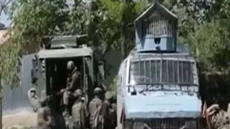 सुरक्षाबलों ने इलाके को घेरा