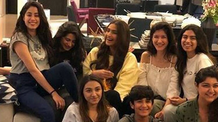 सोनम कपूर अपने कजिन्स के साथ