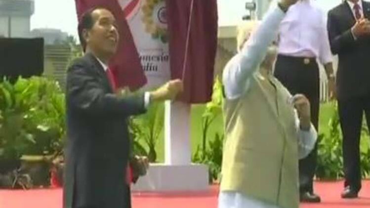 पतंगबाजी का लुत्फ उठाते हुए पीएम मोदी