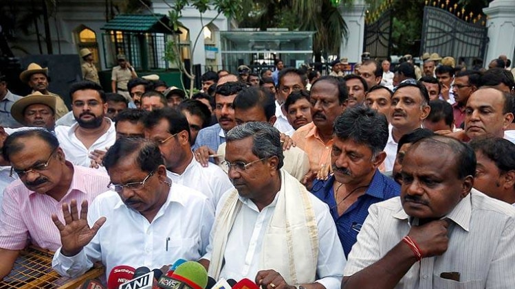 सिद्धारमैया के साथ कुमारस्वामी और जी. परमेश्वर (फाइल)