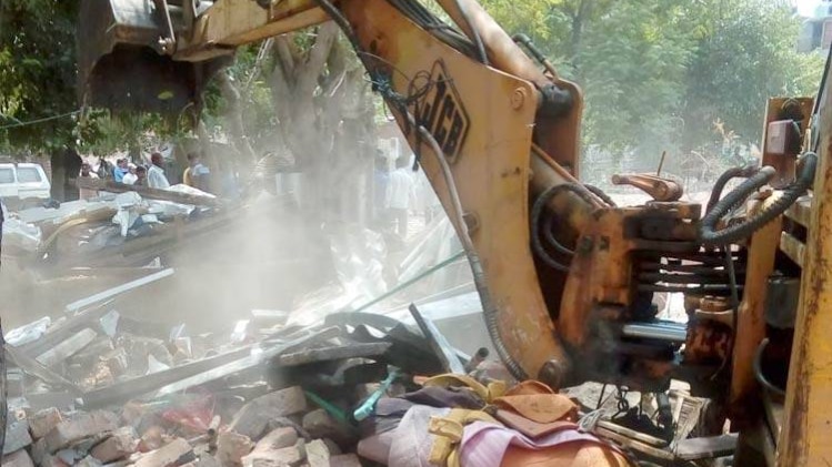 5 अवैध फार्म हाउसों को पूरी तरह ढहा दिया गया