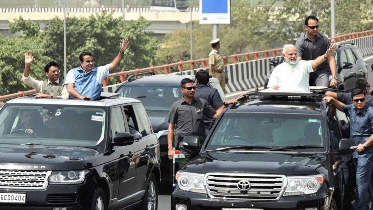 रोड शो निकालते केंद्रीय मंत्री नितिन गडकरी और पीएम मोदी