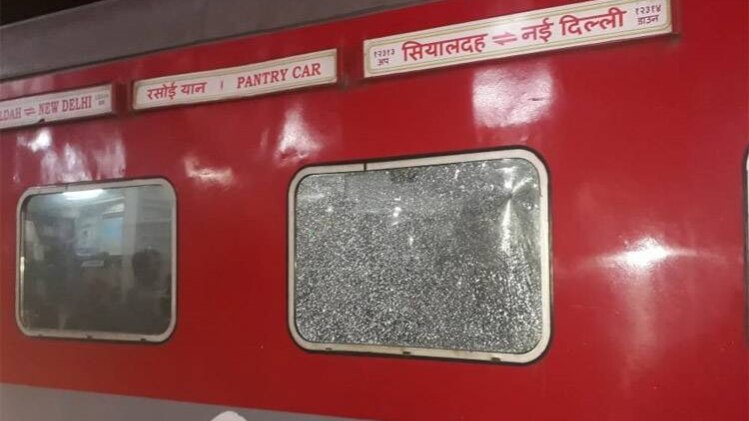 राजधानी ट्रेन पर पत्‍थरबाजी 