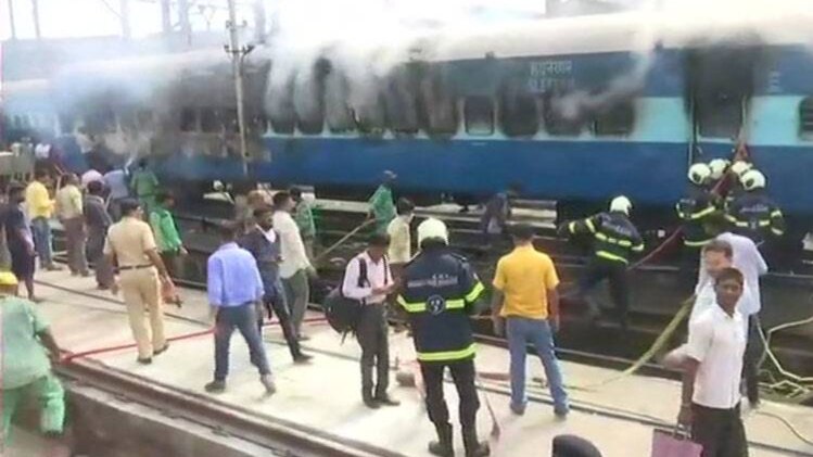 CST के पास ट्रेन की बोगी में लगी आग (ANI)