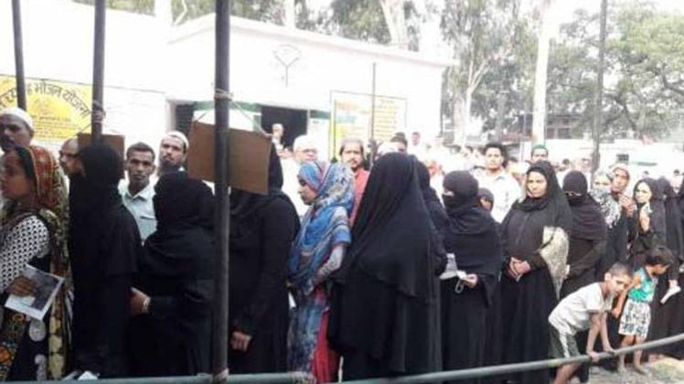 कैराना में पोलिंग बूथ पर मुस्लिम महिलाएं 