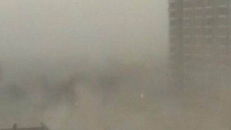 गाजियाबाद के इंदिरापुरम में आंधी से बिगड़ा मौसम