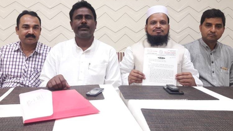 प्रेस कॉन्फ्रेंस करते संगठन के नेता