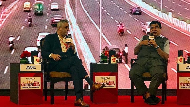 पंचायत आजतक के मंच पर नितिन गडकरी 