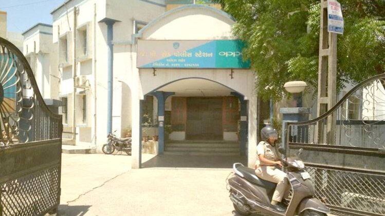 पुलिस स्टेशन के बाहर नोटिस चिपकाया गया है