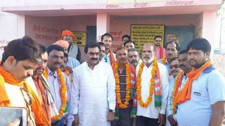 समर्थकों के साथ राकेश सिंह