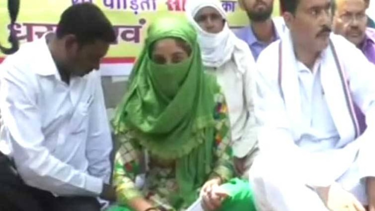 यूपी के शाहजहांपुर में धरने पर बैठी पीड़िता
