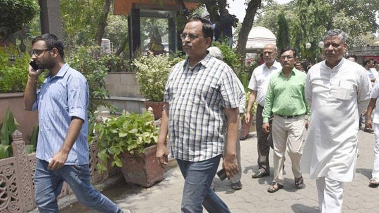 सीबीआई ने दिल्ली के मंत्री सत्येंद्र जैन के घर की रेड