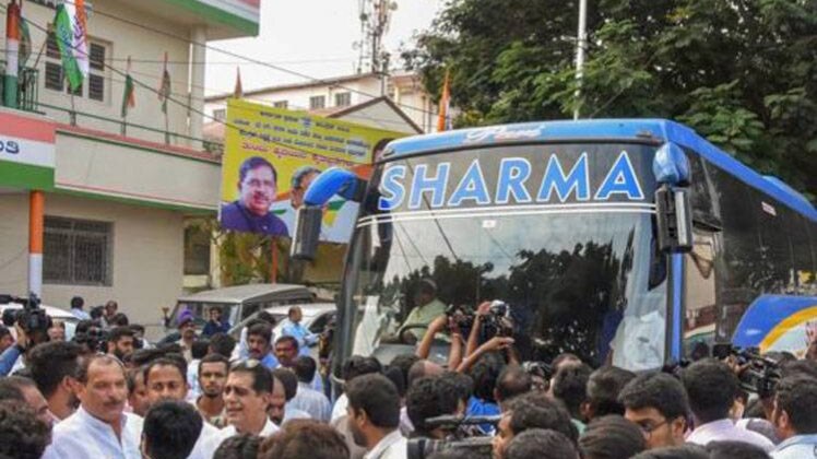 इसी बस से कांग्रेस के विधायक हैदराबाद ले जाया गया