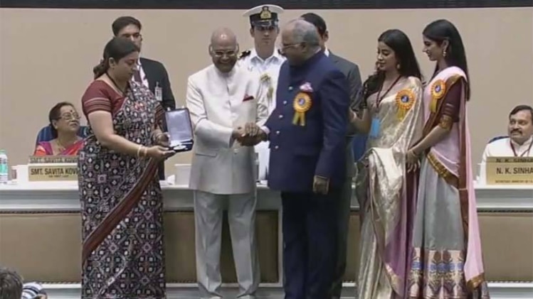 श्रीदेवी का नेशनल अवॉर्ड लेते बोनी कपूर, जाह्नवी कपूर और खुशी कपूर