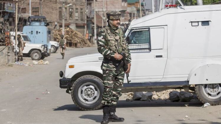 गश्त करते जवान 