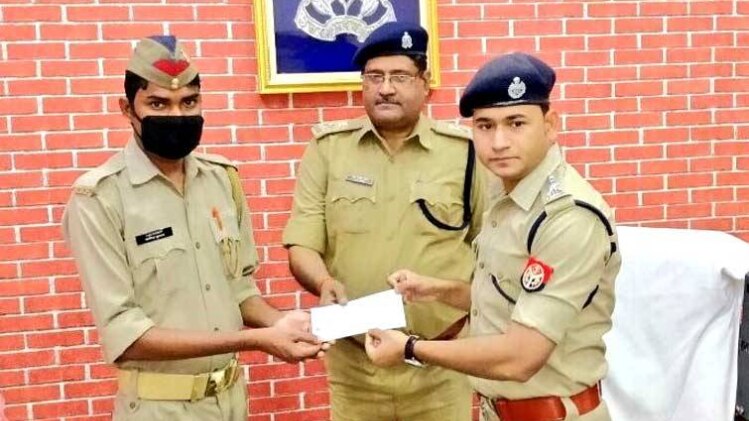 सिपाही कपिल कुमार को चेक सौंपते एसएसपी अखिलेश कुमार 